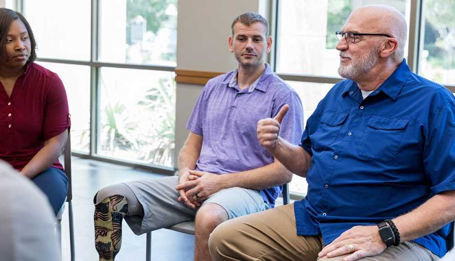 Grupo de veteranos reunidos con su terapeuta