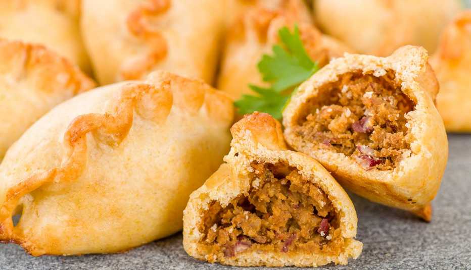 Cornish Pasty - Pastel al horno relleno de carne y patatas. Plato nacional de Cornwall.