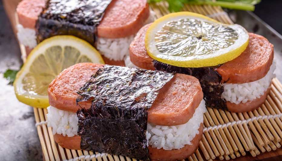 Spam Musubi sobre una mesa.