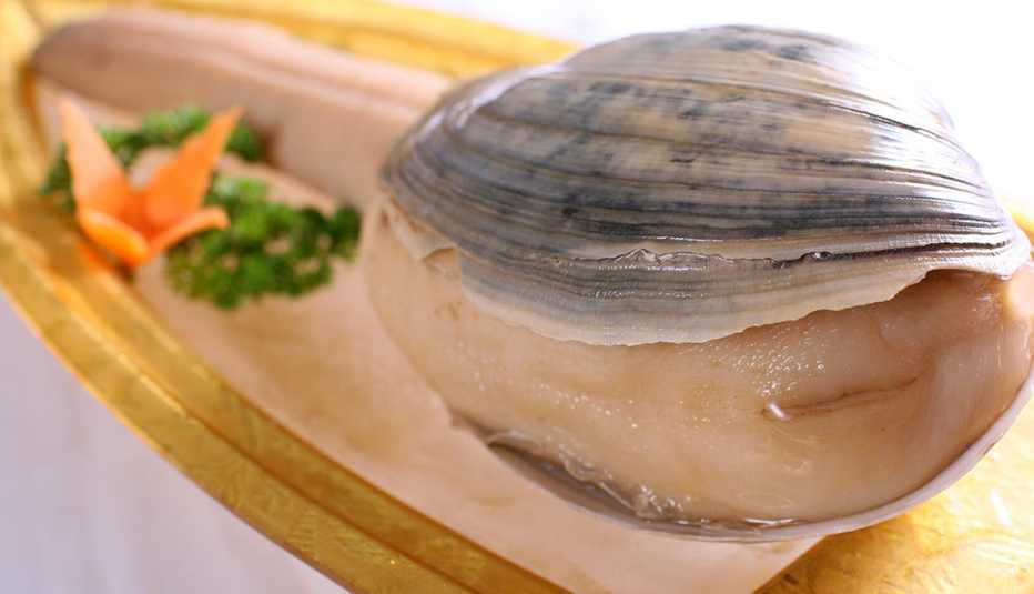 Almeja del estado de Washington, servida al estilo sashimi.