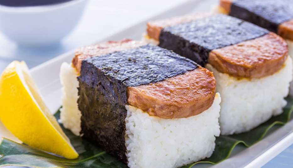 Spam musubi, la merienda principal de Hawái.
