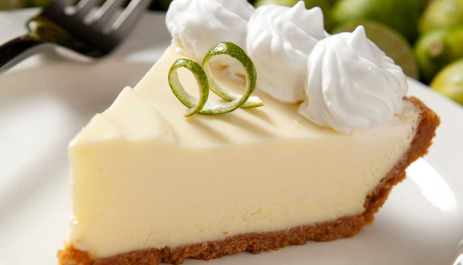 trozo de key lime pie servido en un plato.