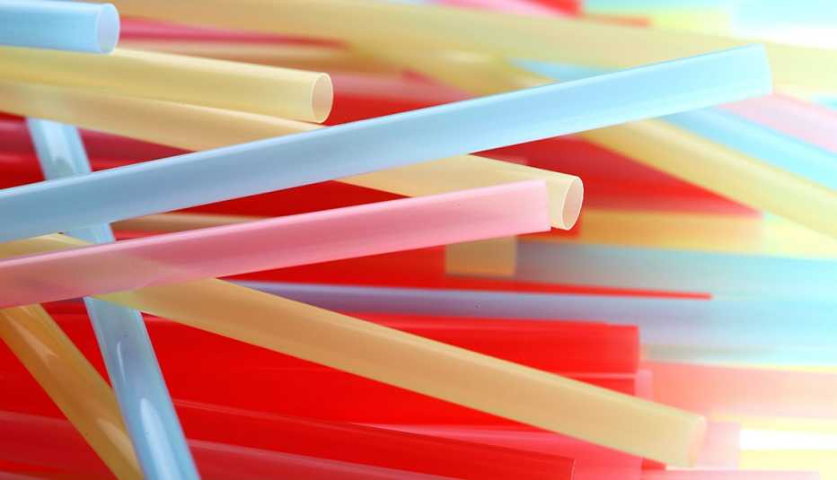 Los mejores trucos para empacar y viajar liviano - Pitillos de colores