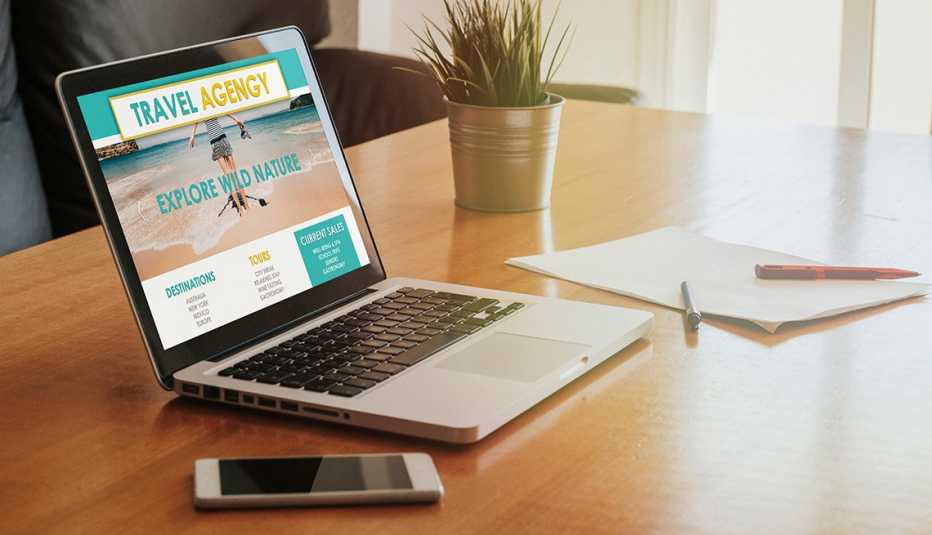 Computador portátil muestra la página de una agencia de viajes Computador portátil muestra la página de una agencia de viajes