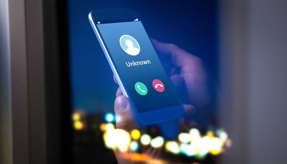 Pantalla de un teléfono móvil muestra la llamada entrante de un número desconocido