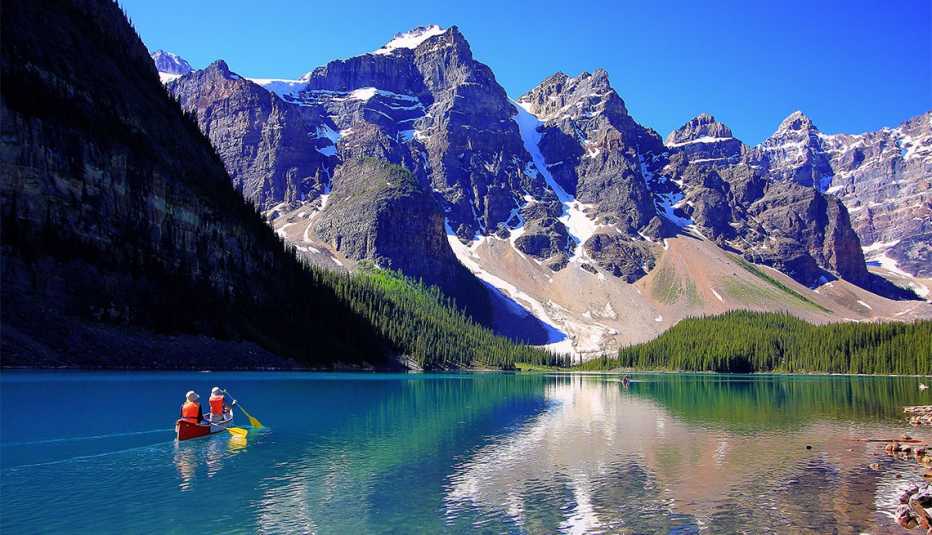 Dos personas reman en una canoa en el lago Moraine