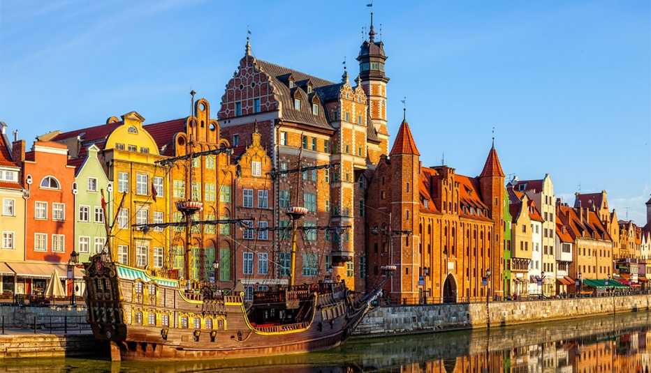 Edificios coloridos a lo largo de la orilla del río Gdansk, Polonia