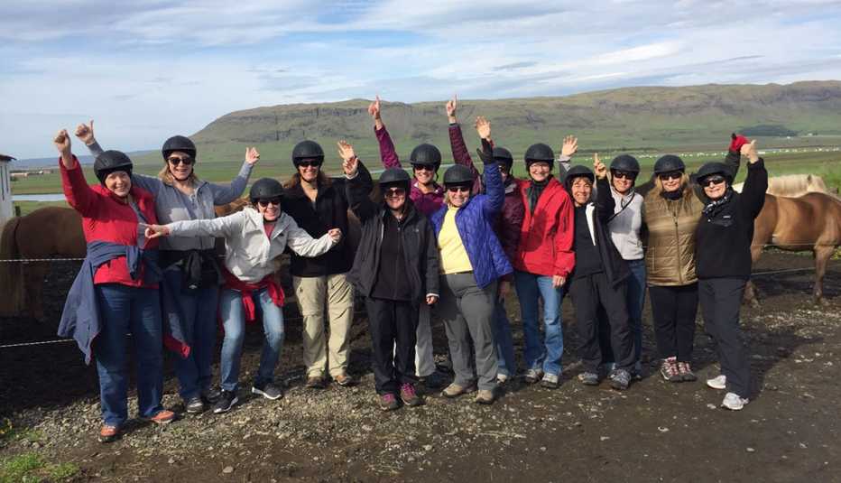 Un grupo de mujeres posa para la foto durante un paseo a caballo en Islandia