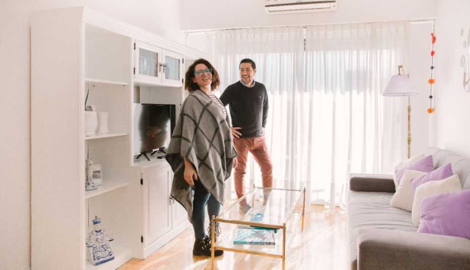 Pareja en un apartamento Pareja en un apartamento