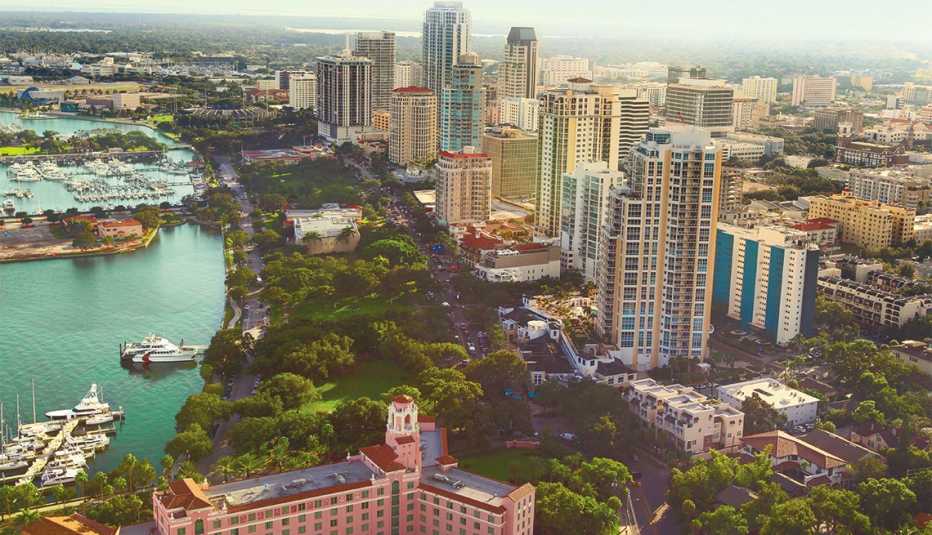 Horizonte de Tampa con botes, hoteles y zonas verdes