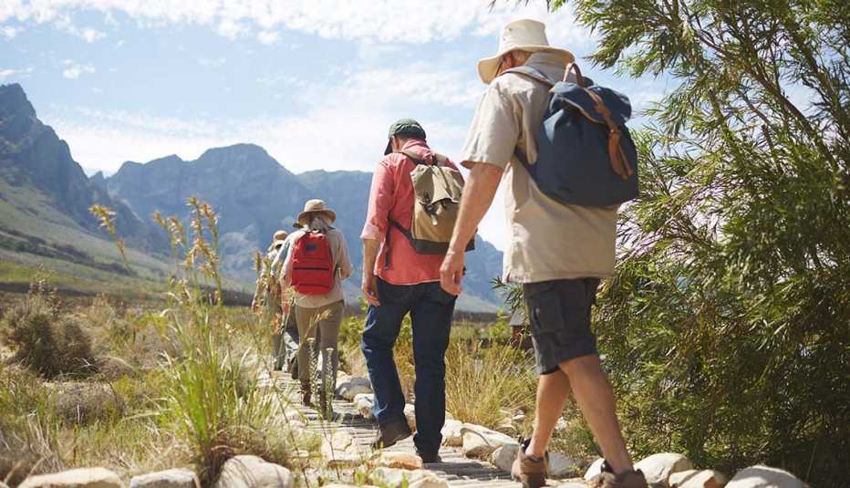 Excursionistas caminan en las montañas Excursionistas caminan en las montañas
