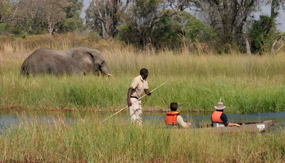 Turistas en una canoa en Botswana 