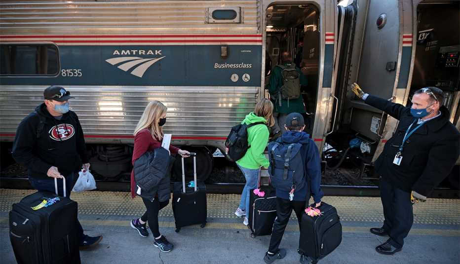 Pasajeros abordan un tren Amtrak