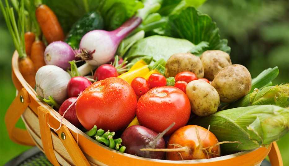 Verduras recién cosechadas en una cesta al aire libre