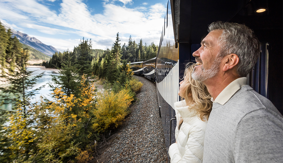 Pareja observa el paisaje desde el tren Rocky Mountaineer