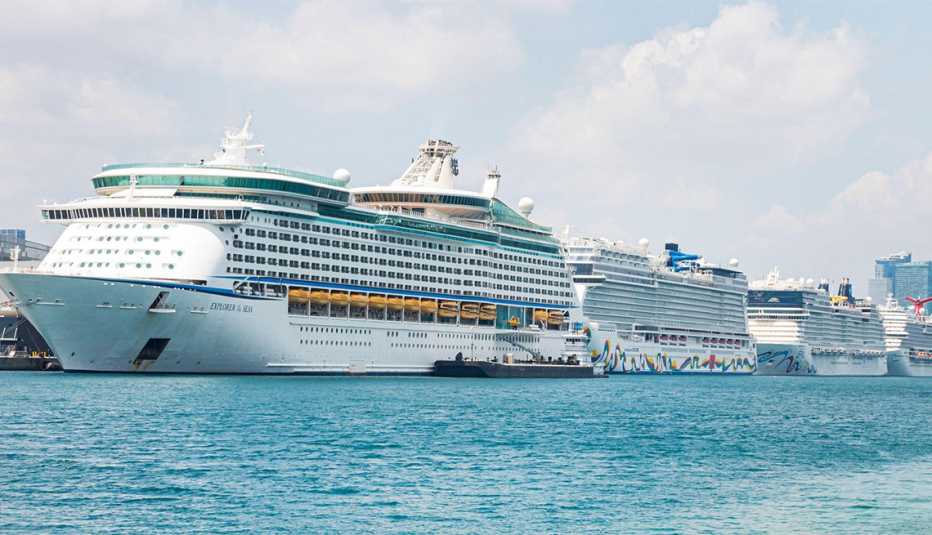 Varios cruceros en fila