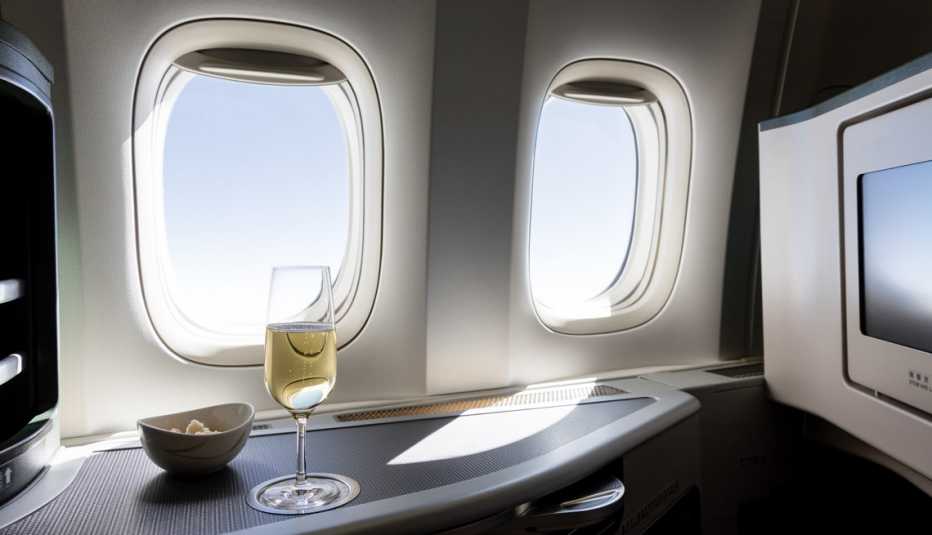 Copa de vino en una cabina de avión de primera clase Copa de vino en una cabina de avión de primera clase