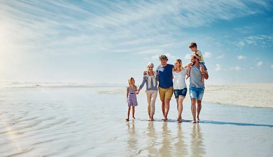 Familia camina por la playa