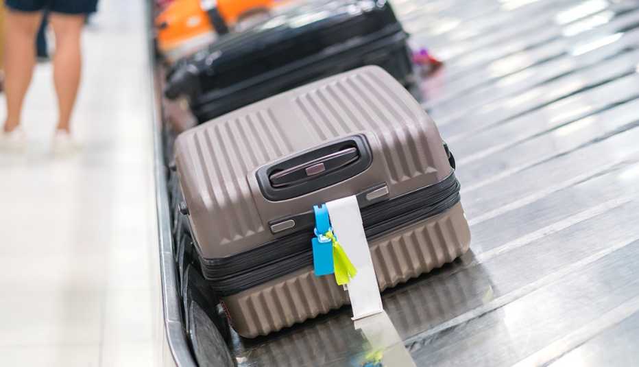 Maletas sobre cintas transportadora en el aeropuerto