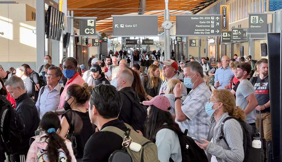 Pasajeros aglomerados en un aeropuerto