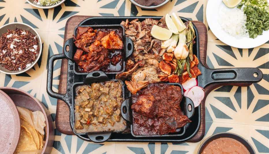 Varios tacos sobre una mesa