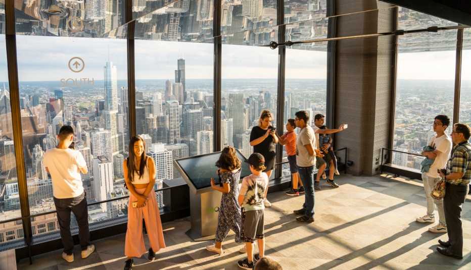 Personas observan la ciudad desde el Hancock Building