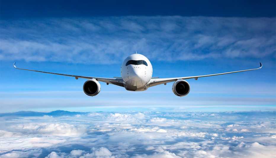 Vista frotal de un avión en pleno vuelo