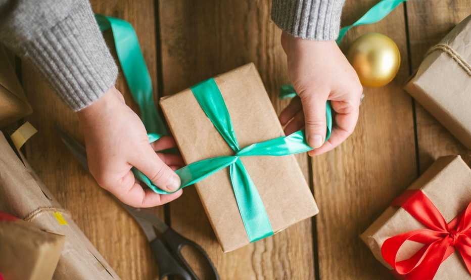 Persona envuelve un regalo