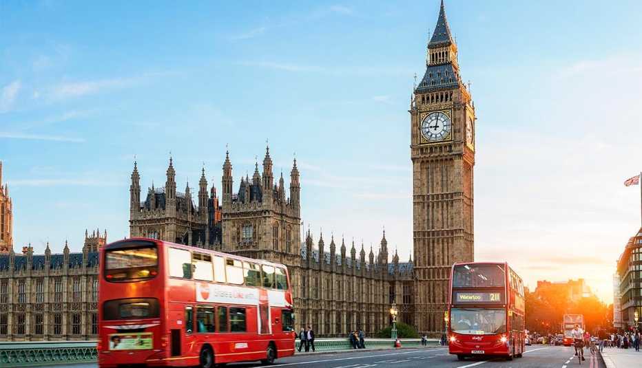 Bus de dos pisos pasa frente al Big Ben