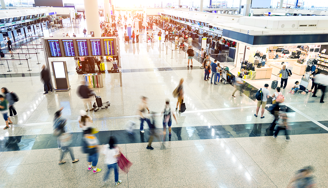 Personas caminan por un aeropuerto