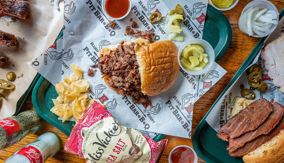 una mesa con barbacoa de hard eight pit b b q en texas
