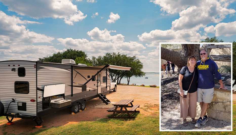 Una casa rodante en un campamento en Burnet, Texas, y una imagen insertada de Sally y Joe Purchase. Una casa rodante en un campamento en Burnet, Texas, y una imagen insertada de Sally y Joe Purchase.