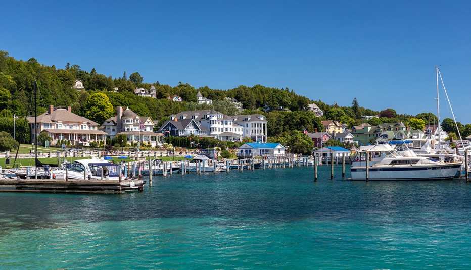 Vista de la marina en la isla Mackinac , Michigan