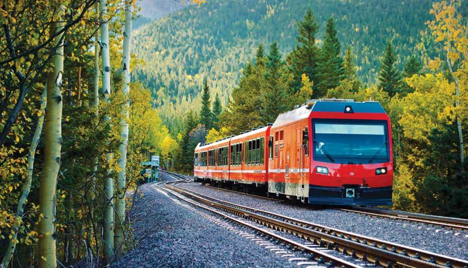 El Ferrocarril de cremallera Broadmoor Manitou y Pikes Peak lleva pasajeros por el Bosque Nacional Pike de Colorado.
El Ferrocarril de cremallera Broadmoor Manitou y Pikes Peak lleva pasajeros por el Bosque Nacional Pike de Colorado.