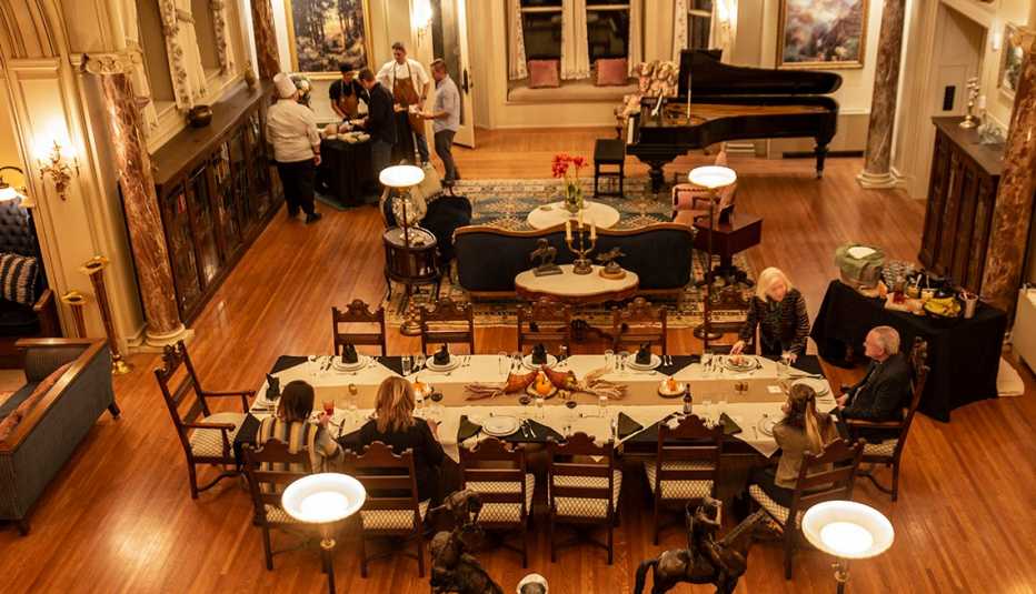 huéspedes del hotel sentados alrededor de una mesa grande de comedor