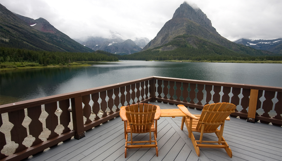 Sillas adirondack en la cubierta de Many Glacier Lodge en el Glacier National Park Montana