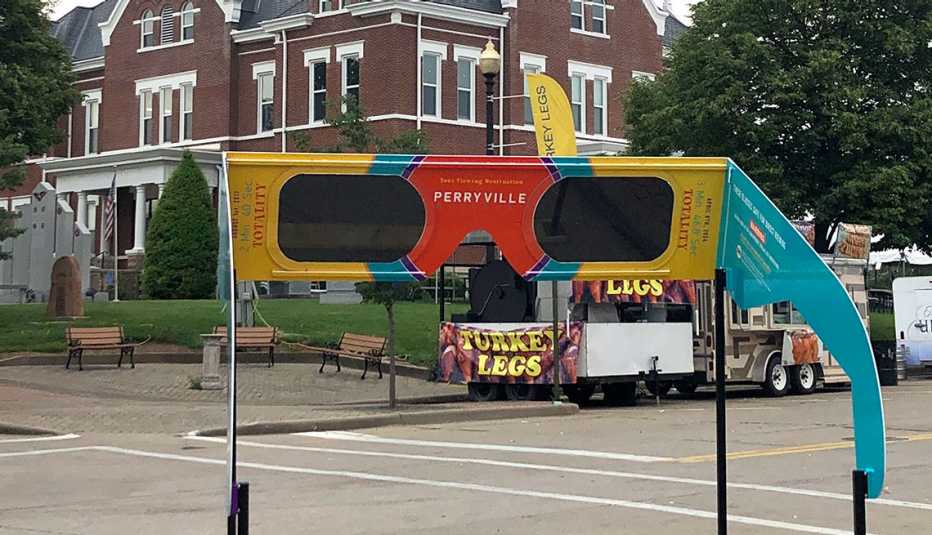 gafas gigantes para ver eclipses frente al juzgado del condado de Perry en Perryville, Misuri