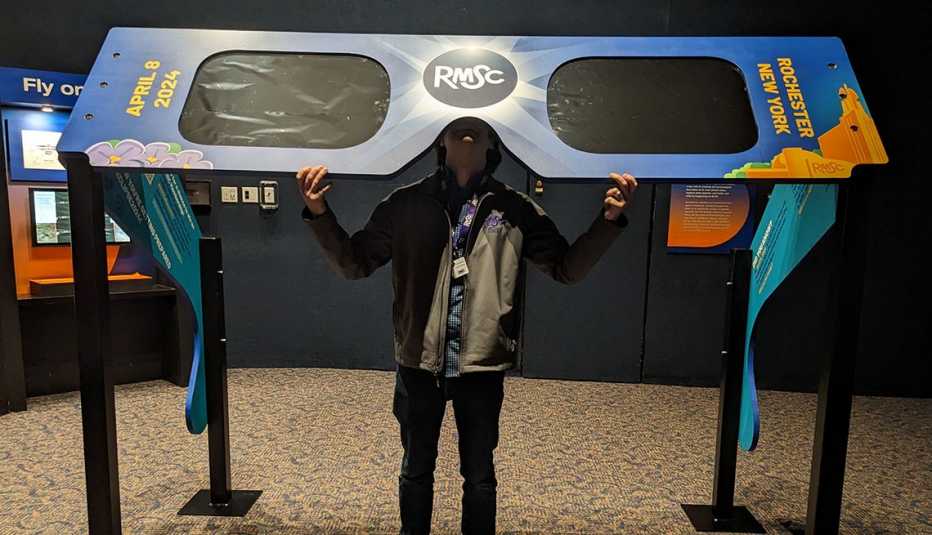 Gafas de eclipse de ocho pies en el Rochester Museum and Science Center en Rochester, Nueva York