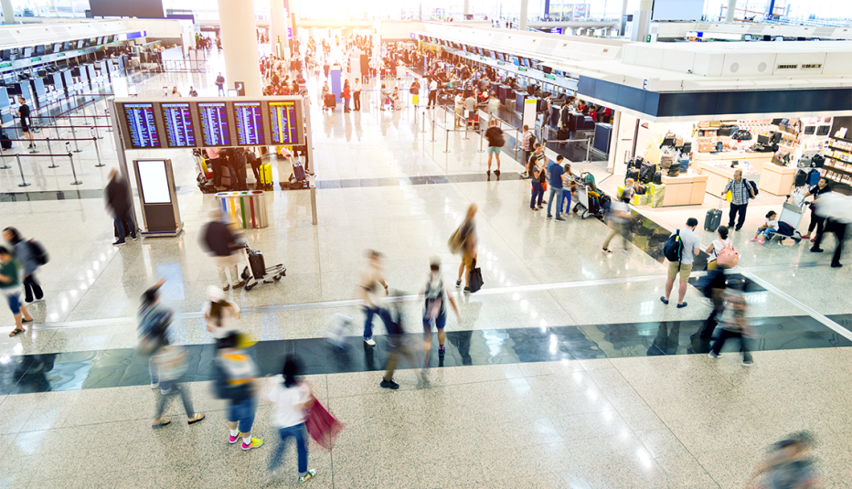 Personas caminan por un aeropuerto
