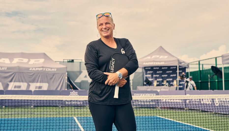 Lee Whitwell sostiene una raqueta en una cancha de pickleball