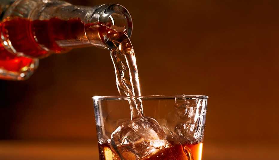 Licor servido en un vaso
