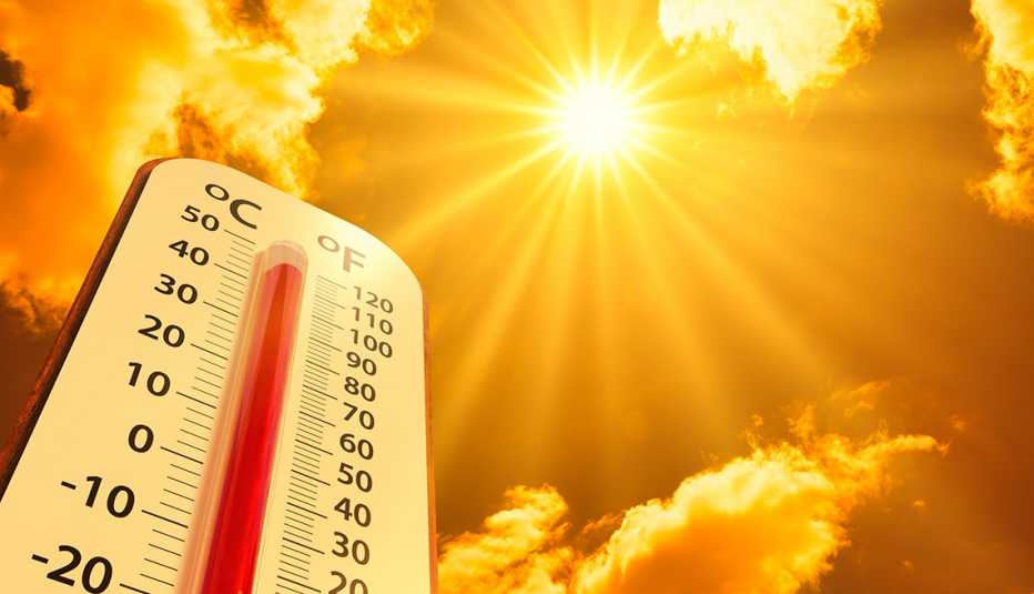 Termómetro que muestra una  temperatura extrema bajo un cielo radiante