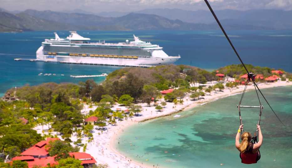 Mujer lanzándose por un zip'line en Haití