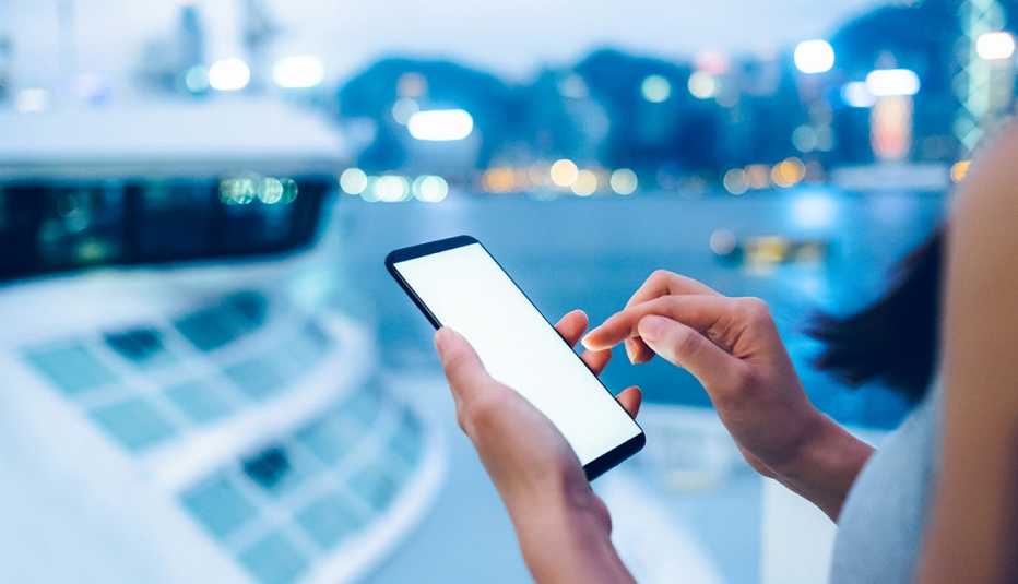 Mujer usando su teléfono móvil