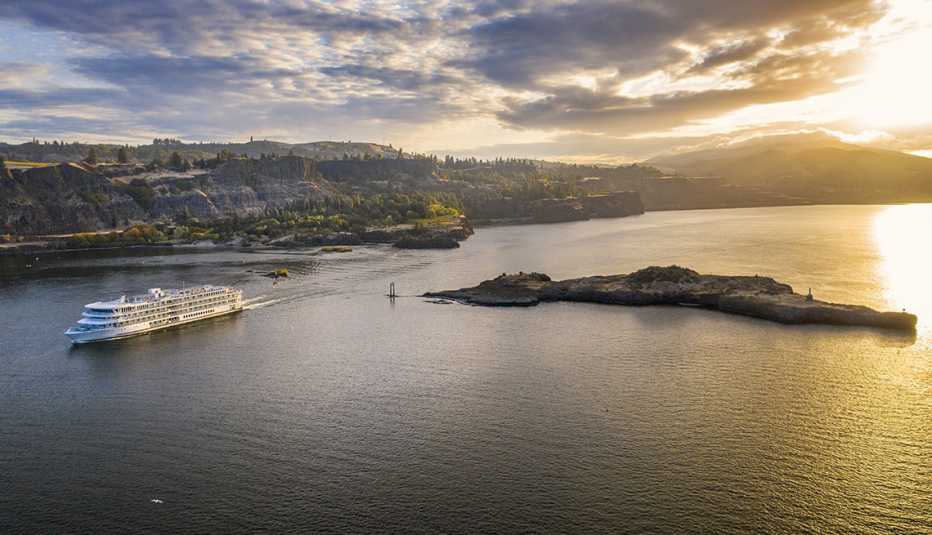 Crucero navega a lo largo del río Columbia