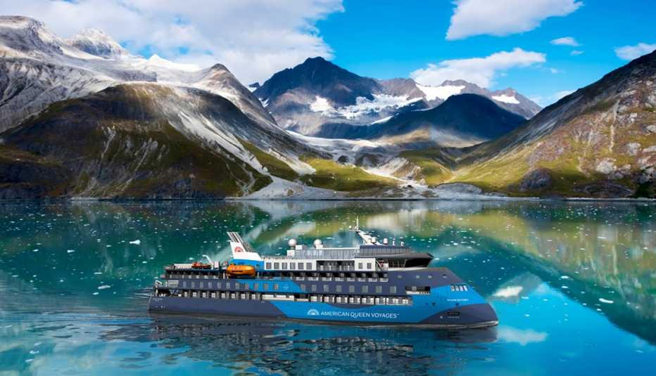 Crucero en un entorno de montañas y hielo ártico Crucero en un entorno de montañas y hielo ártico