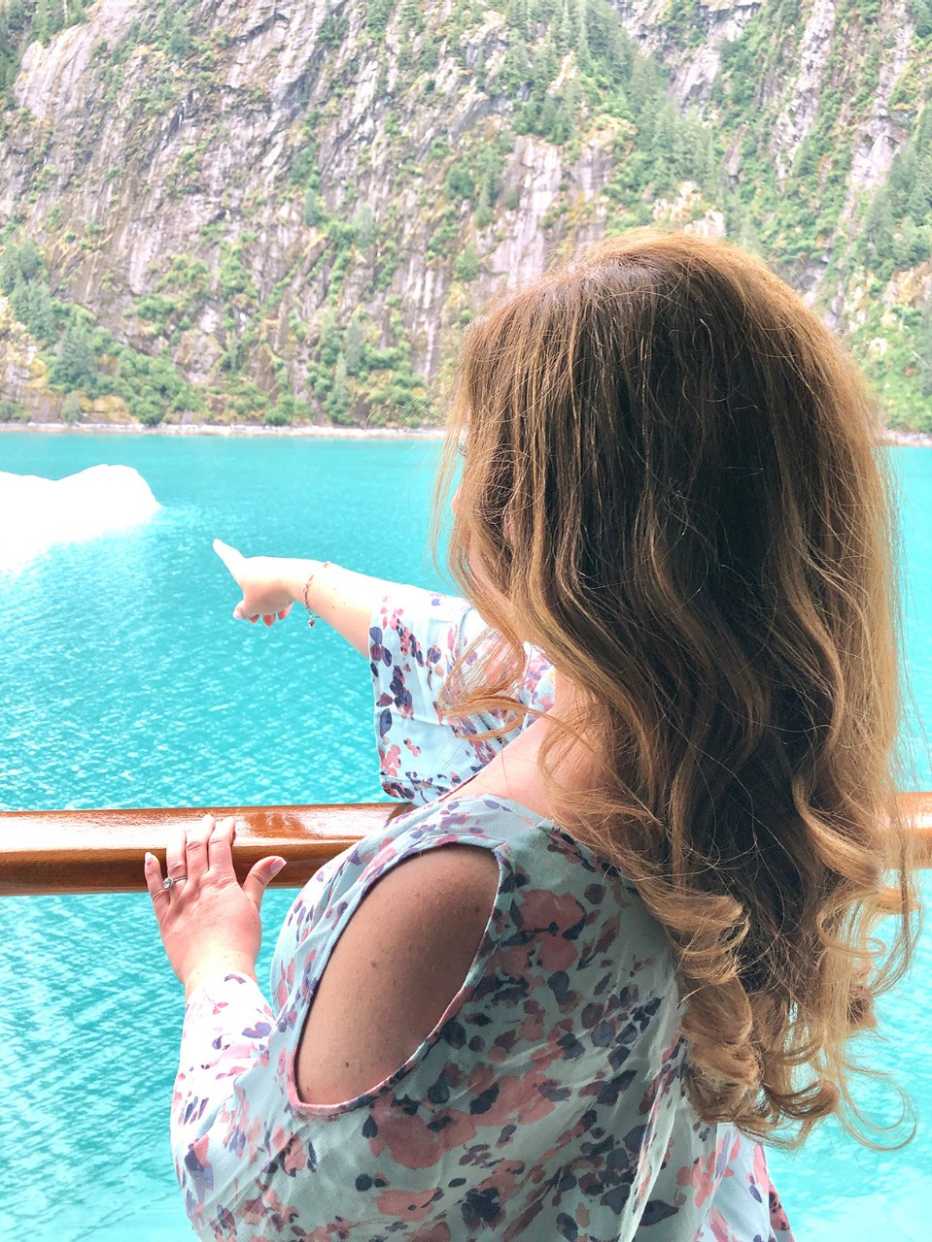 Jill Schildhouse, en su balcón del Windstar Star Legend, señalando un glaciar en Alaska.