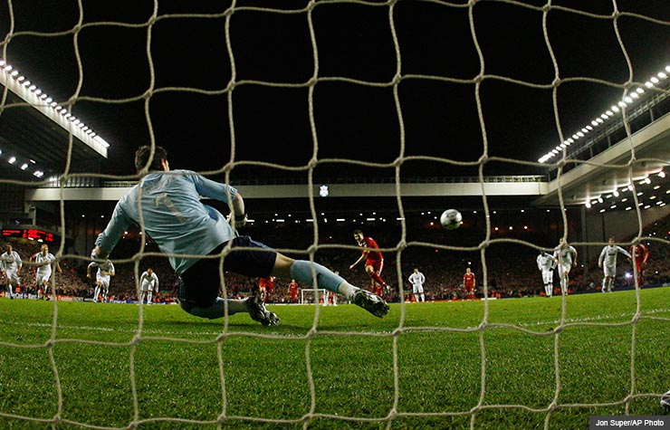 Portero de fútbol en el Anfield Stadium, Liverpool, Inglaterra - 5 Estadios de Fútbol del Mundo Portero de fútbol en el Anfield Stadium, Liverpool, Inglaterra - 5 Estadios de Fútbol del Mundo
