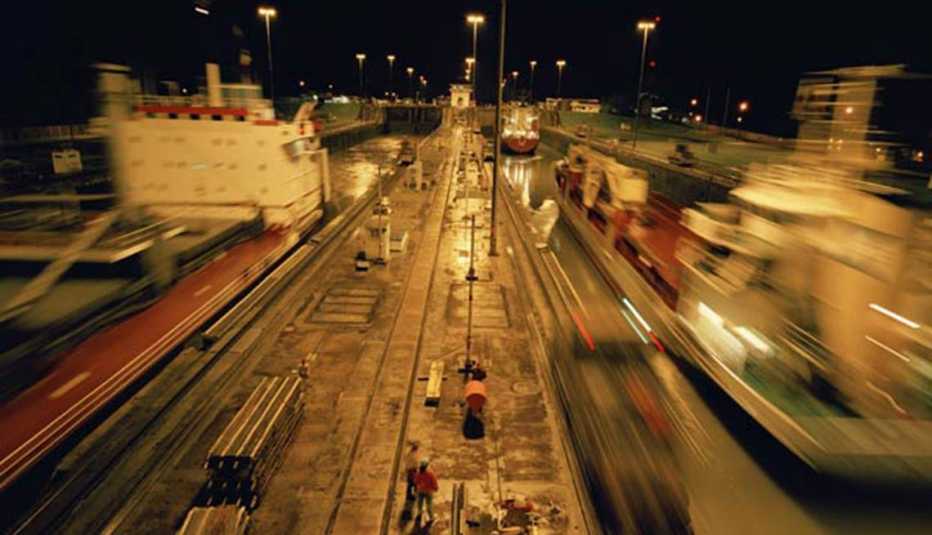 Esclusas de Miraflores en la noche, 10 Hechos inusuales sobre el,Esclusas de Miraflores en la noche, 10 Hechos inusuales sobre el