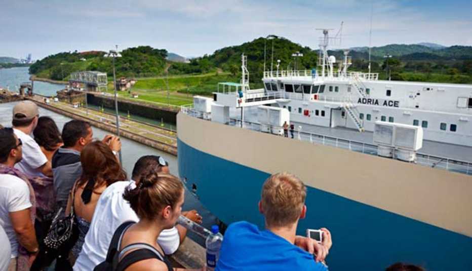 Turistas en el mirador de las esclusas de Miraflores, 10 Hechos ,Turistas en el mirador de las esclusas de Miraflores, 10 Hechos 